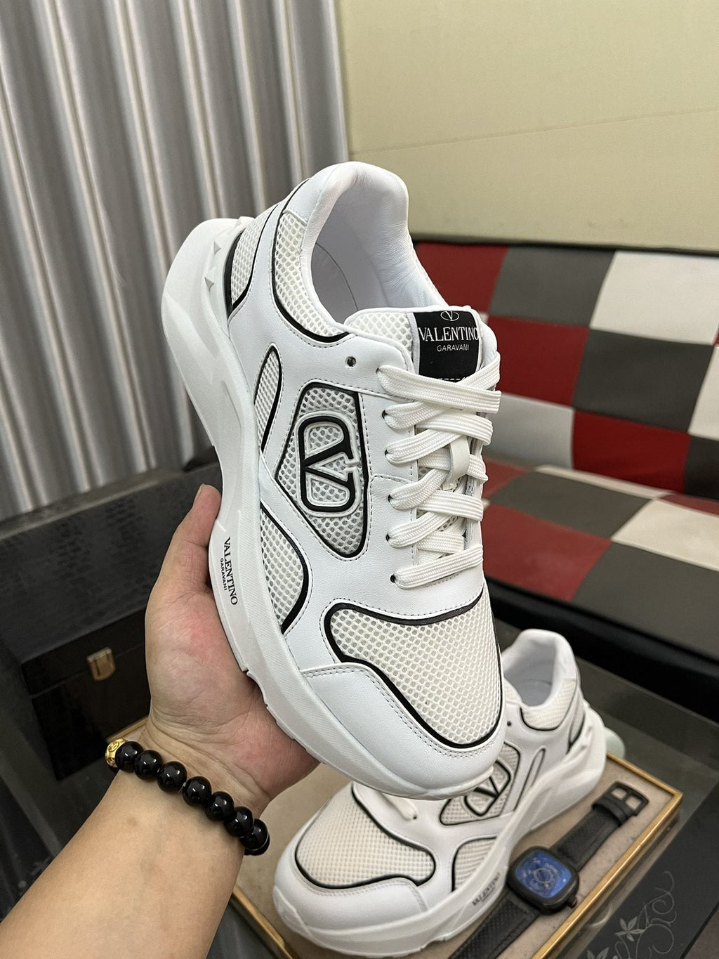 Outlined Emblem Low-Top Sneakers