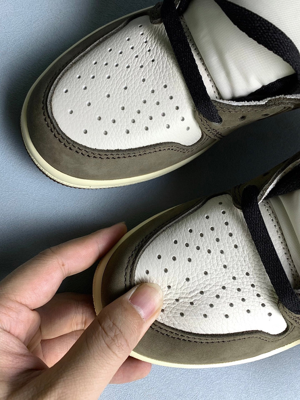 Air Jordan 1 High Mocha ts Unisex Sneakers CD4487-100